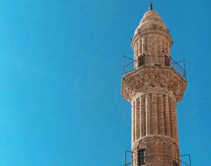 Tuğçe Karabayır Instagram - Uçsuz bucaksız mezopotamya , her dil , din , ırktan insanın bir arada yaşadığı , tarihi dokusunu korumuş nefis lezzetleri olan inancın gücünü hissettirdiği  özel şehir #Mardin ( yeni Mardindeki 16 katlı beton yığınlarına aklım ermedi ve değinmeden geçemeyeceğim nasıl olurda bu tarihi dokunun göbeğine bu zararı verirsiniz çok üzüldüm.)