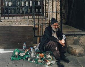 Tuğçe Karabayır Instagram - Uçsuz bucaksız mezopotamya , her dil , din , ırktan insanın bir arada yaşadığı , tarihi dokusunu korumuş nefis lezzetleri olan inancın gücünü hissettirdiği  özel şehir #Mardin ( yeni Mardindeki 16 katlı beton yığınlarına aklım ermedi ve değinmeden geçemeyeceğim nasıl olurda bu tarihi dokunun göbeğine bu zararı verirsiniz çok üzüldüm.)