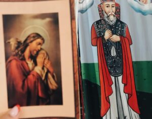 Tuğçe Karabayır Instagram - Uçsuz bucaksız mezopotamya , her dil , din , ırktan insanın bir arada yaşadığı , tarihi dokusunu korumuş nefis lezzetleri olan inancın gücünü hissettirdiği  özel şehir #Mardin ( yeni Mardindeki 16 katlı beton yığınlarına aklım ermedi ve değinmeden geçemeyeceğim nasıl olurda bu tarihi dokunun göbeğine bu zararı verirsiniz çok üzüldüm.)