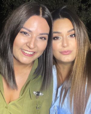Tuğçe Karabayır Instagram - Hayatımın yarısından fazlasını seninle geçirmişim , 20 yıldan sonrasını saymama kararı aldım😅birbirimizin kıymetini hep bildik , hediye olduğumuzun farkındayız . İyi ki varız @ncycngzz  gene hiç susmadığım bir gün de zar zor yakalanmış foto olsun ruhu var fotonun😅 naciyeeeeeğ 🤣
