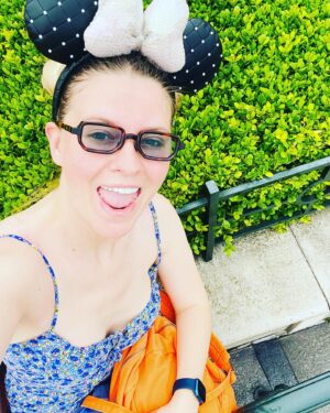 Tuğçe Kurşunoğlu Instagram - おはようございます。 
Ohayou gozaimasu! 
Günaydın! 
Disney sea consepti mükemmeldi 😈😈her taraftan anime karakterine bürünmüş #animegirls çıkıyor 🐥🐥çok renkli ve eglenceli 🎉🎉Tokyo’daki izlenimlerim hakkında yazıcam ilk asya deneyimim ve beni şaşırtıyor🫶 #disneysea #tokyo #animegirl