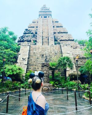 Tuğçe Kurşunoğlu Instagram - おはようございます。 
Ohayou gozaimasu! 
Günaydın! 
Disney sea consepti mükemmeldi 😈😈her taraftan anime karakterine bürünmüş #animegirls çıkıyor 🐥🐥çok renkli ve eglenceli 🎉🎉Tokyo’daki izlenimlerim hakkında yazıcam ilk asya deneyimim ve beni şaşırtıyor🫶 #disneysea #tokyo #animegirl