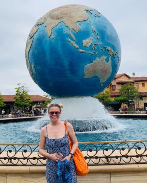 Tuğçe Kurşunoğlu Instagram - おはようございます。 
Ohayou gozaimasu! 
Günaydın! 
Disney sea consepti mükemmeldi 😈😈her taraftan anime karakterine bürünmüş #animegirls çıkıyor 🐥🐥çok renkli ve eglenceli 🎉🎉Tokyo’daki izlenimlerim hakkında yazıcam ilk asya deneyimim ve beni şaşırtıyor🫶 #disneysea #tokyo #animegirl