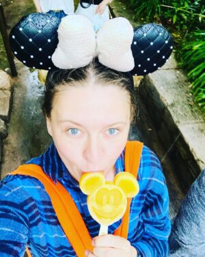 Tuğçe Kurşunoğlu Instagram - おはようございます。 
Ohayou gozaimasu! 
Günaydın! 
Disney sea consepti mükemmeldi 😈😈her taraftan anime karakterine bürünmüş #animegirls çıkıyor 🐥🐥çok renkli ve eglenceli 🎉🎉Tokyo’daki izlenimlerim hakkında yazıcam ilk asya deneyimim ve beni şaşırtıyor🫶 #disneysea #tokyo #animegirl