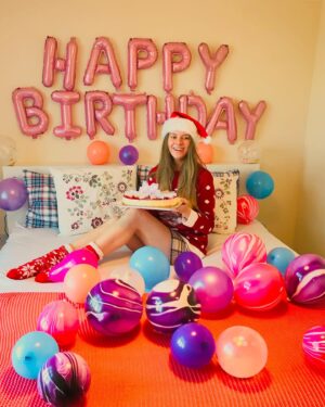Tuğçe Kurşunoğlu Instagram - Koca senemin özeti “Hayat; sen başka planlar yaparken başına gelenlermiş”dolu dolu bir seneyi uğurluyorum hoşcakal 27🥳 Yeni bir hayat yeni bir ülke yepyeni bir sayfa  #28👀