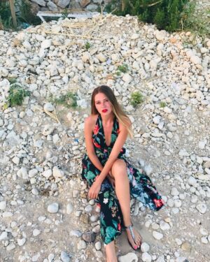 Tuğçe Kurşunoğlu Instagram - Şimdi Bozcaada’da olmak vardı, Ayazmada buz gibi suyla pazarlık yapmak, Koreli’de anne patatesi yemek🙇‍♀️ kendimi kaybederek vahidin yerine girip meze dolabında kaybolmak🌪🌪ardından şuursuzca yürümek, akşam üstü salhanede şarap yudumlamak🎉 poffff #bozcaadaaşktır ❤️