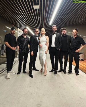 Tuğrul Tülek Instagram - Bol danslı,yemekli,sohbetli,tanışmalı,karşılaşmalı haaarika bir Dubai geride kaldı. Başka bir dünyaya ışınlanıp geldim gibi oldu. Herkesin @shebnemdonmez gibi bir sahne partneri ve tatil arkadaşı olsun 🥂❤️ Gene yapalım daha çok yapalım:) @turkishbusinesscouncildubai nin 20. yılı konserimiz 🔥🔥🔥🔥 gibi geçti. @iomeevent e buradan bir kez daha kocaman bir teşekkür 🙏 Konser sonrasında yaptığı harikulade organizasyonlar için oscarı alması gereken @zeynepozneseli sana gocaman galpppp. 3 günü 3 ay gibi yaşadım teşekkür ederim canım arkadaşım. Şimdilik Yallah Bayyy dedim yakında tekrar “Selam” demeyi ümit ediyorum. Not: Meyve tabakları çoook güzel. Son Not: Bu ara favori şarkım için ➡️ son video😉😘❤️
