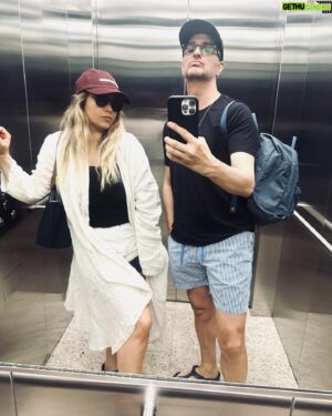 Tuğrul Tülek Instagram - Bol danslı,yemekli,sohbetli,tanışmalı,karşılaşmalı haaarika bir Dubai geride kaldı. Başka bir dünyaya ışınlanıp geldim gibi oldu. Herkesin @shebnemdonmez gibi bir sahne partneri ve tatil arkadaşı olsun 🥂❤️ Gene yapalım daha çok yapalım:) @turkishbusinesscouncildubai nin 20. yılı konserimiz 🔥🔥🔥🔥 gibi geçti. @iomeevent e buradan bir kez daha kocaman bir teşekkür 🙏 Konser sonrasında yaptığı harikulade organizasyonlar için oscarı alması gereken @zeynepozneseli sana gocaman galpppp. 3 günü 3 ay gibi yaşadım teşekkür ederim canım arkadaşım. Şimdilik Yallah Bayyy dedim yakında tekrar “Selam” demeyi ümit ediyorum. Not: Meyve tabakları çoook güzel. Son Not: Bu ara favori şarkım için ➡️ son video😉😘❤️