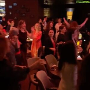 Tuğrul Tülek Instagram - Aylık terapimiz Date Night yine muazzamdı. @shebnemdonmez müthiş karizmasıyla, şarkılarıyla, sahne prezansıyla o kadar o kadar o kadar şahaneydi ki! ❤️❤️❤️❤️❤️ Seyircimiz zaten İ-NA-NIL-MAZZZ. Size bayılıyorum canım “Daterlar”ım. 😘😘😘😘😘 Hadi ilk buradan paylaşayım artık: Nisan ayında Dubai’de ilk konserimizi @shebnemdonmez ile yapacağız. Herkese date her yerde date kampanyamız başlasın. @touche_psm de bir sonraki Date Night’ımız ise 20 Nisan’da.😘😘😘😘🎉🎉🎉🎉 Son foto: Küçük bir sahne kazası ve @aysegulsenerpr in çantasından çıkan bu ikonik yara bandı 🙏😘❤️