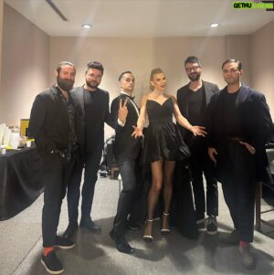 Tuğrul Tülek Instagram - Aylık terapimiz Date Night yine muazzamdı. @shebnemdonmez müthiş karizmasıyla, şarkılarıyla, sahne prezansıyla o kadar o kadar o kadar şahaneydi ki! ❤️❤️❤️❤️❤️ Seyircimiz zaten İ-NA-NIL-MAZZZ. Size bayılıyorum canım “Daterlar”ım. 😘😘😘😘😘 Hadi ilk buradan paylaşayım artık: Nisan ayında Dubai’de ilk konserimizi @shebnemdonmez ile yapacağız. Herkese date her yerde date kampanyamız başlasın. @touche_psm de bir sonraki Date Night’ımız ise 20 Nisan’da.😘😘😘😘🎉🎉🎉🎉 Son foto: Küçük bir sahne kazası ve @aysegulsenerpr in çantasından çıkan bu ikonik yara bandı 🙏😘❤️