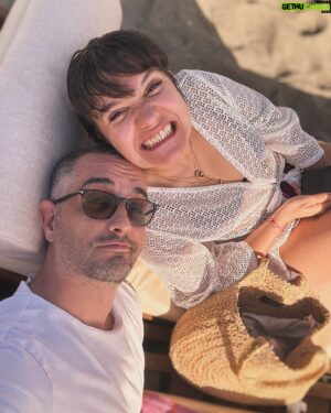 Tuğrul Tülek Instagram - Yine 2 beyaz tişört bir şort bir terlikle geçirdiğim bir tatil dump. ✌️ Aşırı yaz insanı değilim baharları daha çok severim ama yazın bu rahatlığı da hoşuma gitmiyor değil ☀️ Hem tatil hem ailecek bir bayram kahvaltısı hem yakın yerlere road tripler, sessizlik sakinlik derken bayram için herkes oralara kaçarken ben bay bay deyip geri döndüm. Son foto: Şehirde uyandığı için azıcık morali bozuk olan ama eve döndüğü için de mutlu hisseden ve hemen sakalları kırpan bir Tuğrul.