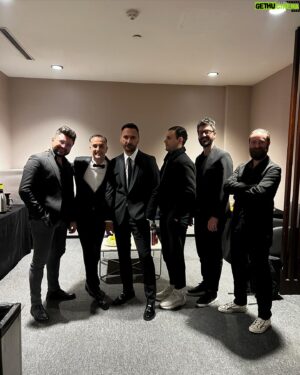 Tuğrul Tülek Instagram - Bir Date Night daha geride kaldı. Date Night ların ertesi günü aşırı mutlu hissediyorum bugün de öyleyim. Seyircimiz yine muazzamdı. Fırat harikulade şarkılar seçti ve acayip Parizyen bir geceye dönüştürdü Date Night’ı. Bir sonraki için sabırsızlanıyorum. Sizlerden gelen videolara bayılıyorum ve paylaşmalara doyamıyorum. Mart ayında yeni Date Night’ımızda görüşmek üzere :)) ❤️❤️❤️🥂🥂🥂🫶🫶🫶🧿🧿🧿 Son foto: Bir starın çöküşü ✨