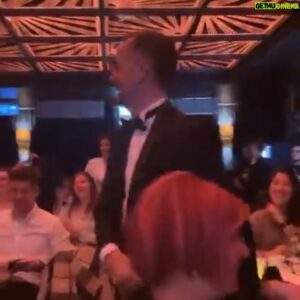 Tuğrul Tülek Instagram - Bir Date Night daha geride kaldı. Date Night ların ertesi günü aşırı mutlu hissediyorum bugün de öyleyim. Seyircimiz yine muazzamdı. Fırat harikulade şarkılar seçti ve acayip Parizyen bir geceye dönüştürdü Date Night’ı. Bir sonraki için sabırsızlanıyorum. Sizlerden gelen videolara bayılıyorum ve paylaşmalara doyamıyorum. Mart ayında yeni Date Night’ımızda görüşmek üzere :)) ❤️❤️❤️🥂🥂🥂🫶🫶🫶🧿🧿🧿 Son foto: Bir starın çöküşü ✨