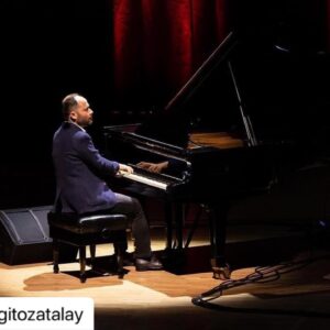 Tülay Günal Instagram - #Repost @yigitozatalay with @use.repost
・・・
#Repost @yuruyen.merdiven 
• • •
Nâzım’a Caz Şarkıları 17 Ağustos Perşembe 21:00’de Kalamış Yaz Festivali’nde 📌 @nazimacazsarkilari @tulaygunal9 @dnz_gungoren @orhannaydin @yigitozatalay @kemalemirel 
Fotoğraflar: @emretopdemir @crrkonsersalonu 25.05.2023