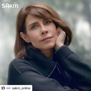 Tülay Günal Instagram - Hoş bulduk.💙🌹 #Repost @sakm_online with @use.repost
・・・
Değerli sanatçı Tülay Günal, Sadri Alışık Akademimizde öğrencilerimiz ile buluşmaya hazırlanıyor!

Bugün itibariyle derslerine başlayacak olan değerli sanatçımızı eğitmen kadromuzda görmekten mutluyuz.

Hoş geldin @tulaygunal9 !

#sadrialışıkakademi #sadrialışıkkültürmerkezi #oyunculukkursu #tülaygünal