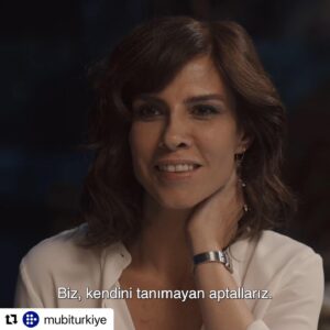 Tülay Günal Instagram - #Repost @mubiturkiye with @use.repost
・・・
Seren Yüce, ikinci uzun metrajı RÜZGARDA SALINAN NİLÜFER’de, birbirinden kopuk, kendi hislerine karşı dürüstlükten uzak karakterlerin aralarındaki mesafede dolanırken, günümüz toplumuna has dertleri teşhis ediyor. #ŞimdiGösterimde