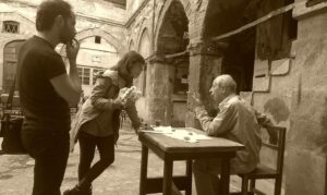 Tülay Günal Instagram - 📷: @deniz.dogangun 💙 10 years ago.🧿Ali Paşa Hanı’nın avlusunda heyecan dorukta #Yaşamaya Dair ‘in prömiyeri yaklaşıyor.😍 @gencoerkal @yigitozatalay