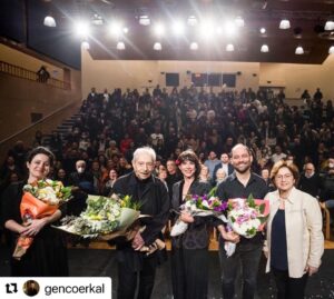 Tülay Günal Instagram - Doğum gününüz kutlu olsun.🎂🌹💙 #Repost @gencoerkal with @use.repost
・・・
Dün gece ENKA’da Yaşamaya Dair 10. yıl. Genco 85. @gulmimaroglu @tulaygunal9 @yigitozatalay @deniz.dogangun