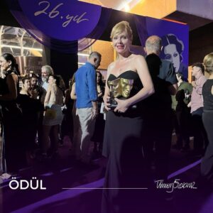 Tümay Özokur Instagram - @fundailhn ‘ın rol aldığı “Yaşamak Mı Yoksa Ölmek Mi?” tiyatro oyunu 26.Yapı Kredi Afife Tiyatro Ödülleri’nde “Yılın En Başarılı Oyunu” ödülü aldı. ✨🏆 @yapikrediafifetiyatroodulleri