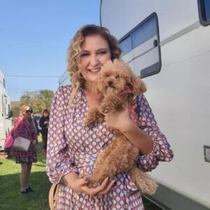 Tuna Arman Instagram - Sette beni en mutlu eden şey  içten bir tanidik görmek BAL KIZ geldigi zaman ben cok mutlu #birkucukgunisigi #atv #dizi #oyuncu #tiyatro #televizyon #pet