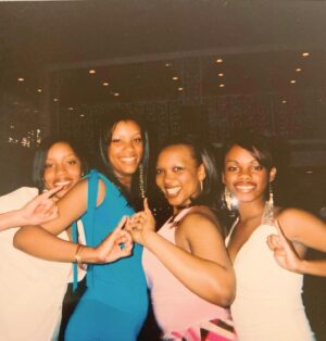 Tunisha Hubbard Instagram - Swipe to see how it started ☺️ Happy Founders’ Day to the best LS’s in the world and my all my Sorors , including my mom, my sister, my Aunt Nan and Aunt Doe Doe 💚💖 #AlphaKappaAlpha