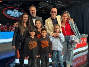Turgay Başyayla Instagram - Miniklerimiz ve en sevdiklerimizde yanımızdaysa beklenen gün gelmiştir😊👍🏼 en sevdiğiniz türküleri sizleri çok şaşırtacak seslerden işitip adeta bir zaman yolculuğuna çıkacaksınız👍🏼 @burcubasyayla @emreyucelen @sehnazgul @senturkulerinisoyletrt @trt1