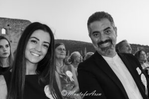 Turgay Başyayla Instagram - Repost from @sahancoker TEŞEKKÜRLER😊
•
İnsanlar fotoğraf çektirmek için poz verirken gülümserler. Genelde o gülüş yüzlerine çok yakışmaz, eğreti kalır. Bu fotoğrafın farkı fotoğrafı çekenin en sevdikleri yani 5 yaşındaki çocukları olması... Sevginin gülüşü hep farklıdır.
Fotoğraf: Mustafa Aren Başyayla 
#turgaybaşyayla #turgaybaşyaylaofficial