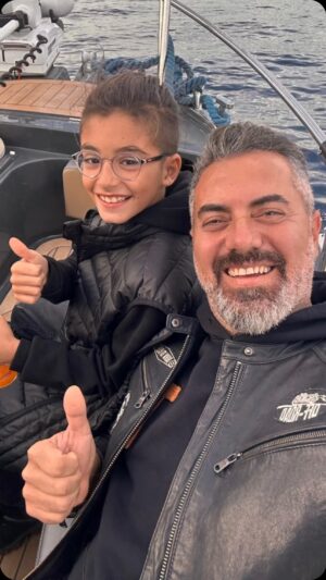 Turgay Başyayla Instagram - Benim cesur, akıllı, beyefendi oğlum. Bugün seninle birlikte ben de doğdum. Seni kucağımda tuttuğum o ilk anı asla unutamam. O kocaman duyguyu Baba olmayı ilkkez seninle yaşadım🤲🏻😊 nice sağlıklı mutlu başarılı yıllara kavuşmanı diliyorum Rabbimden. Seninle gurur duyuyorum🤲🏻 @aliazembasyayla 👏🏻
