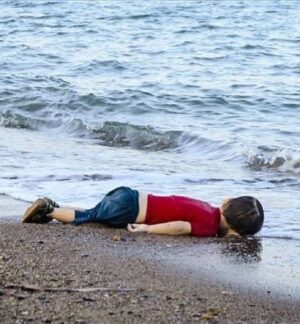 Turgay Başyayla Instagram - Aylan bebeği hatırladınızmı ? 

2019’da Suriye’de Esad rejiminin varil bombalarından kaçarken Akdeniz’de sığındığı bir bot batmıştı yada batırılmıştı. 

Bugün Akdeniz’de petrol-doğalgaz arayan teknoloji donanımlı dünya onu görmezden gelmişti.
 (Bu saatten sonra orda çıkan kaynak dünyayı yakmaktan başka bir işe yaramayacak.)

Kimse Esad’a ve işbirlikçi Avrupa’ya ve batıya bunun hesabını sormadığı için bu ve nice mazlumların ahı tüm dünyanın üzerine oldu. 2019 sonrası dünya salgınlarla, yangınlarla, krizlerle, savaşlarla, tahıl kıtlıklarıyla, kuraklıklarla, sel felaketleri depremler v.s 

Daha dün Gazze’de yaralıların sığındığı içerisinde tamamen mazlumların olduğu bir hastane bombalandı, zaten ambargo vardı hepsi Aç ve Susuzdu.! 

Elindeki bir lokma ekmeği yiyemeden, aç karna öldürülen bir bebek, öksüz ve yetim kalan küçük çocukların ahı içine sığamadığımız koca dünyayı bir çıra gibi yakmaya yeterde artar. 

Şucu ve sorumluluğu devlete atarak vicdan rahatlatılmaz, herkes kendine çeki düzen versin, Anadolu’nun tabiriyle düşmanın papucunu dama atın, yani boykot çağrısına kulak verin. Konforlarınızdan vaz geçin. 

Mazlumun rahat etmediği dünyada, kimse istirahat edemeyecek..
 @kahvecimuco
#filistineözgürlük #kahrolsunsiyonizm