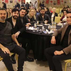 Turgay Başyayla Instagram - Muhteşem bir akşamdı
Tüm #Polatlı halkına
Cumhur ittifakının Bld. Bşk. Adayı Kıymetli dostum @leventcaglanci ya
@senturkulerinisoyletrt programının unutulmaz sanatçıları kıymetli kardeşlerim @aliacikyol.official @erenozdemirmuzik @omergokmenofficial @mergulpalta kıymetli sanatçı dostum @erhaanucar a değerli büyüklerim @turgutonerr ve Gnl. Bşk. Yrd. Mevlüt Karakaya ya bizleri yanlız bırakmayıp salonu dolduran kıymetli dostlara çok teşekkür ederiz🤲🏻
