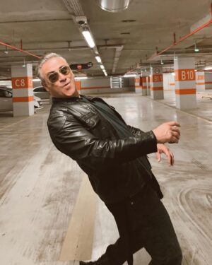 Turgut Tunçalp Instagram - Arabayı ararken ben😎