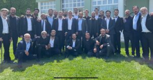 Turgut Tunçalp Instagram - Böyle güzel bir projede bana sizlerle buluşma şansı veren Atv’ye, İç Yapımlara, yönetmenlerimize, senaristlerimize, oyuncu arkadaşlarıma, gece gündüz demeden emeklerini, gülen yüzlerini eksik etmeyen ekip arkadaşlarıma ve bizi izleyen, takip eden, her platformda sevgisini gösteren tüm izleyicilerimize sonsuz teşekkür ederim. Sağlıkla kalın...
