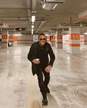 Turgut Tunçalp Instagram - Arabayı ararken ben😎