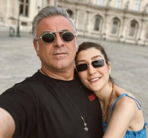 Turgut Tunçalp Instagram - 11   4  sağlıklı mutlu huzurlu senelerimiz olsun.🙏 Seni seviyorum ❤️ 🧿❤️