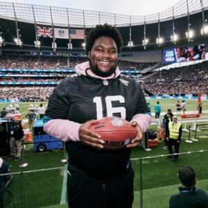 Tuwaine Barrett Instagram - Big big love, @nfluk @eamaddennfl for an unforgettable experience! @jaguars vs @miamidolphins let’s goooo! 🖤