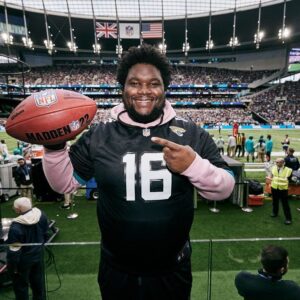 Tuwaine Barrett Instagram - Big big love, @nfluk @eamaddennfl for an unforgettable experience! @jaguars vs @miamidolphins let’s goooo! 🖤