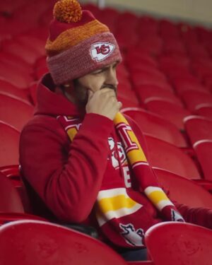 Tyler Hynes Instagram - Will you be mine? @chiefs see you at the parade 💘

Happy Valentine’s Day ✨
