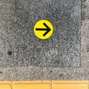 Tyler Rasch Instagram - 화살표 갑자기 눈에 계속 띄기 시작하는 게 뭘까요? 삶의 방향이 계속 고민되는 거라서 점점 더 보이는 건가 봐요.