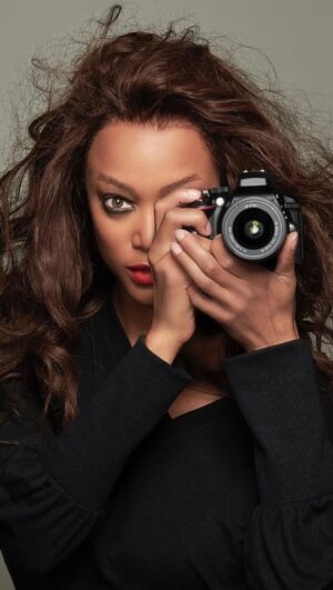 Tyra Banks Instagram - Wait to the end to see which supermodel captured TyTy supermodel capturing @christiebrinkley supermodel. Super x 3!!!
(Hint “HC”)
.
.
.
Shout out to @Adammaclay who slayed Christie’s hair. And @jodieboland who turnt up both of our faces. And love to @kiyahwright1 who sent me this video and slayed MY hair! 💛