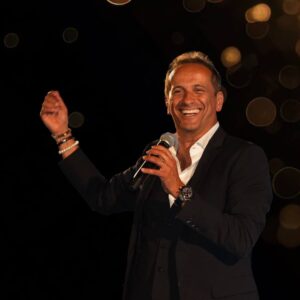 Uccio De Santis Instagram - Una serata davvero emozionante per me.....ricevere il 𝐏𝐫𝐞𝐦𝐢𝐨 𝐓𝐫𝐨𝐢𝐬𝐢 mi ha riempito il cuore e accentuato il sorriso....😍😍😍
𝐆𝐑𝐀𝐙𝐈𝐄 ❣️
@premiotroisi 

#premio #troisi #premiotroisi #isoleeolie #sicilia #malfa #isoladisalina #marefestivalsalina
