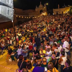 Uccio De Santis Instagram - Una bellissima serata a Copertino nel fantastico Salento .. grazie al pubblico numerosissimo, grazie all’amministrazione comunale , alla prossima amici miei 😍😍 #tour2023 #ucciodesantis #mudù #estate #tantagente