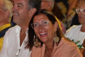 Uccio De Santis Instagram - Una bellissima serata a Copertino nel fantastico Salento .. grazie al pubblico numerosissimo, grazie all’amministrazione comunale , alla prossima amici miei 😍😍 #tour2023 #ucciodesantis #mudù #estate #tantagente
