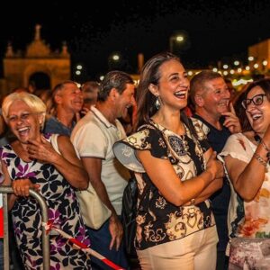 Uccio De Santis Instagram - Una bellissima serata a Copertino nel fantastico Salento .. grazie al pubblico numerosissimo, grazie all’amministrazione comunale , alla prossima amici miei 😍😍 #tour2023 #ucciodesantis #mudù #estate #tantagente