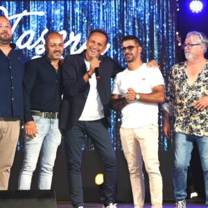 Uccio De Santis Instagram - Ultimo giorno di Luglio a Surbo … grande serata , grande organizzazione.. un grazie al pubblico numerosissimo 😘😘 a presto amici #estate #tour2023 #smile #luglio #ucciodesantis #ucciomudù