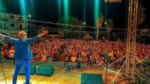 Uccio De Santis Instagram - Grazie BARI SARDO .. una fantastica serata ( 8 settembre) .. Sardegna ❤️ #toru #estate #show #estate2023