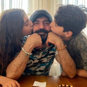 Ufuk Bayraktar Instagram - Tüm babaların ve evlatların ortak buluşması babalar günü kutlu olsun. Bileklik ve tesbihle doğal taş hediye edildi. Bileklik kişiye özel tasarlanıyor, canım kızımın sayfasını etiketlemezsek olmaz @jeweleryshop10