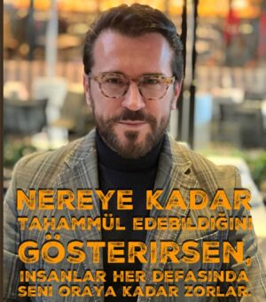 Uğur Arslan Instagram - Bazen sevgiden bazen de saygıdan başlarsınız kendinizden taviz vermeye.
Ama aslında en acı günah kişinin kendisine karşı işlediği günah, en acıtan kul hakkı, kendi hakkına girdiği haktır. Sevgiden verdiğiniz her taviz ve saygıdan eğdiğiniz her boyun, sizin boynunuzun borcu olur zamanla. Büyüklük bende kalsın dediğiniz her büyüklükten ortaya çıkan gayri meşru küçükleriniz olur etrafta ve bir ömür o büyüklüğü isterler sizden hiç hakları olmadığı halde. Sizinle, tahammül sınırınız arasına üşüşmeye başlarlar; kolpalar, yancılar, sömürücüler, kan emiciler, insan sırtından rant devşiriçiler. Ve siz izin verdiğiniz sürece orada yaşarlar sizi ezerek. 
O yüzden kimseye göstermeyin tahammül sınırınızı, her defasında sizi oraya kadar kovalar ve ezerler. Göstermeyin!
