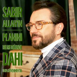 Uğur Arslan Instagram - Uzun zamandır, çaldığımız kapılar bir türlü açılmıyor, arayıp not bıraktığımız bazı kişiler telefonlarımıza dönmüyor. Geçmişte girmeye çok uğraşıp giremediğim kapıların,sonradan yerle yeksan olduğuna şahit olduğum için, Allah herhalde bizi yine bir enkazın altında kalmaktan koruyor diye düşünüyorum. Şükürler olsun şimdiye kadar çalıştığım her kuruma benden beklediklerinin fazlasını verdim, ne güzel tesadüftür ki her kurum en parlak dönemimi yaşadı ben oradayken. Ve şimdi kapılar açılmıyor, telefonlara bakılmıyor değil aslında; Allah bana “bekle” diyor, “dur bekle, planımı bilmediğin halde güven bana, çünkü ben sana hayallerinin ötesinde güzellikler vermeye muktedir im. Sabret ve bekle”…