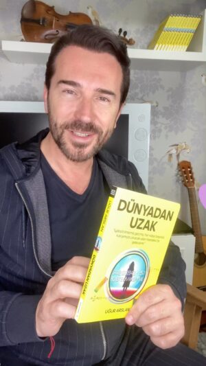 Uğur Arslan Instagram - “Dünyadan Uzak”a göstereceğiniz ilgiye şimdiden teşekkürler 🙏 🙏🙏 @dunyadanuzak257 @destekyayinlari  @ugurfilmmuzik  #kitapönerisi  #kitap #çoksatankitaplar