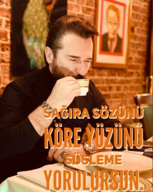 Uğur Arslan Instagram - Hayatın zorlu yollarında Yaşadığınız bazı durumları insanlara izah etmek zordur. 
“Ne kadar anlatırsan anlat
Senin bildiğin karşındakinin anladığı kadardır” der Mevlana.
 Herkes aslında anlayacağını anlar,
hatta çoğu anlamak istediğini anlar; senin yaşadıklarından.
 “Sizi anlayabilmeleri için sizin ayakkabılarınızı giyip, sizin yürüdüğünüz patikalardan geçip, sizin takıldığınız taşlara taklımalı insanlar” der bir başka kızılderili atasözü. 
  O yüzden sizi duymak istemeyen kulaklara meramınızı anlatmaya çalışarak yorulmayın. Sizi görmek istemeyen gözlerin  dikkatini çekmeye çalışarak yorulmayın. Çünkü Sizi anlamadan yargılayanlar; af dileme, pişman olma ve vicdan azabı çekme duygularıyla çoktan vedalaşmış , yarım kalmış insanlardır.
 Duymayarak ve görmezden gelerek Yok ettikleri insanlardan oluşan yaşayan ölüler mezarlığının, hayatta olduğunu sanan yalnız bekçileridir onlar. 

#köşeyazısı #uğurarslan #özlüsözler #atasözü
